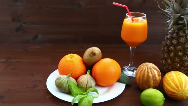 Vegetarisk Kost Vit Platta Vietnamesiska Melon Juice Fikon Apelsiner Pineapple — Stockvideo