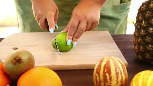 Вегетаріанська Дієта Жінка Працює Ножем Вапна Яка Знаходиться Обробна Дошка — стокове відео
