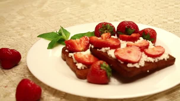 Postre Tostada Con Requesón Las Fresas Está Sobre Mesa Plato — Vídeo de stock