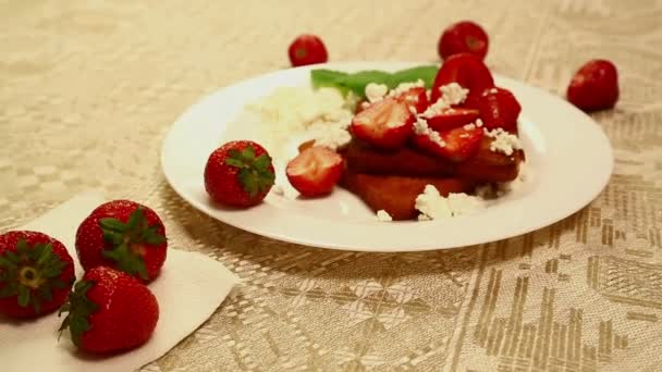 Postre Tostado Con Cuajada Fresas Está Sobre Una Mesa Plato — Vídeo de stock