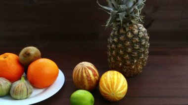 Vejetaryen diyet. Beyaz bir tabağa Vietnamca karpuz, incir, portakal, ananas var. Sağdan sola dolly ile çekim Hd