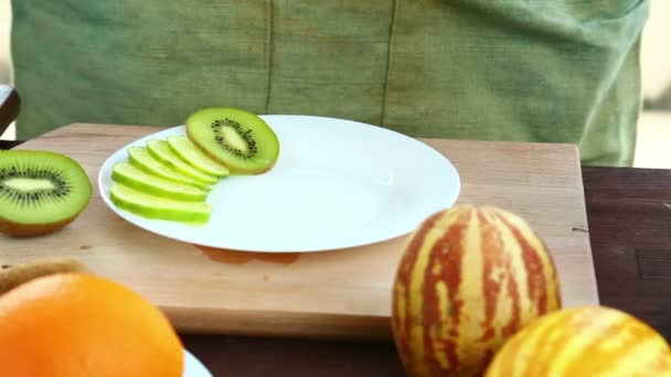 Vegetarische Ernährung Eine Frau Legt Ein Stück Kiwi Auf Einen — Stockvideo