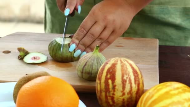 Une Femme Court Couteau Avec Des Figues Qui Est Sur — Video