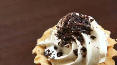 Sabah kahvaltı. Ay çöreği masaya beyaz bir tabak içinde yalan. Yakın çekim. Sağa soldan dolly ile tam hd çekim