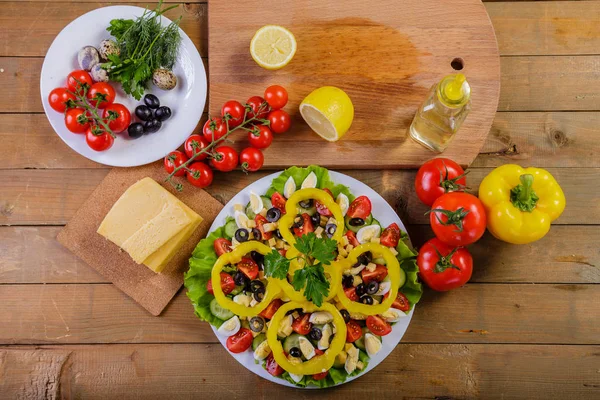 Ensalada Verduras Con Queso Huevos Codorniz — Foto de Stock