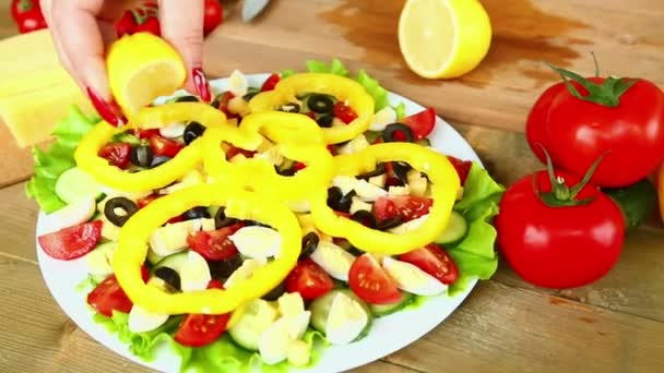 Preparación Ensalada Verduras Caseras Con Tomates Cherry Queso Huevos Codorniz — Vídeos de Stock