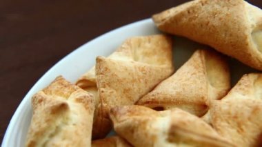 Sabah kahvaltı. Ay çöreği masaya beyaz bir tabak içinde yalan. Yakın çekim.