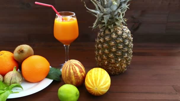 Vegetarisk Kost Vit Platta Juice Apelsiner Fikon Vietnamesiska Melon Ananas — Stockvideo