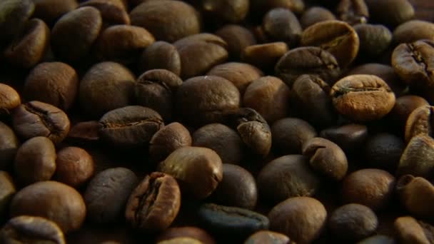 Kaffeebohnen Liegen Auf Dem Tisch Makro — Stockvideo
