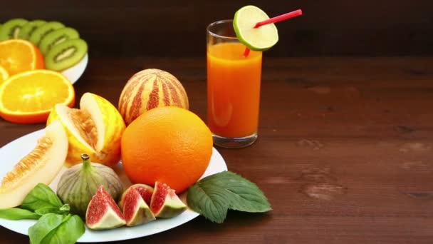 Bordet Ligger Frukt Vietnamesiska Melon Fikon Kiwi Apelsiner Juice — Stockvideo