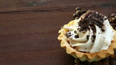 Sabah kahvaltı. Kahvenin yanındaki masada kek krem şanti ile yalan. Yakın çekim. Tam hd Dolly ile soldan sağa doğru vurdu.