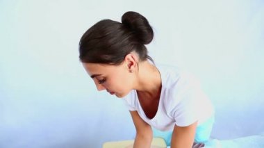 Ortopedi uzmanı Doktor masaj servikal bir genç bir kadın yapıyor..
