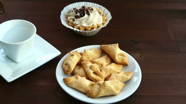 Colazione Mattutina Una Tazza Bianca Piedi Sul Tavolo Viene Versato — Video Stock