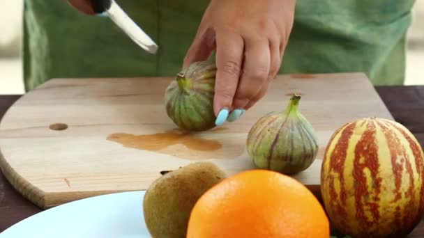 Dieta Vegetariana Una Mujer Está Manejando Cuchillo Con Higos Que — Vídeos de Stock