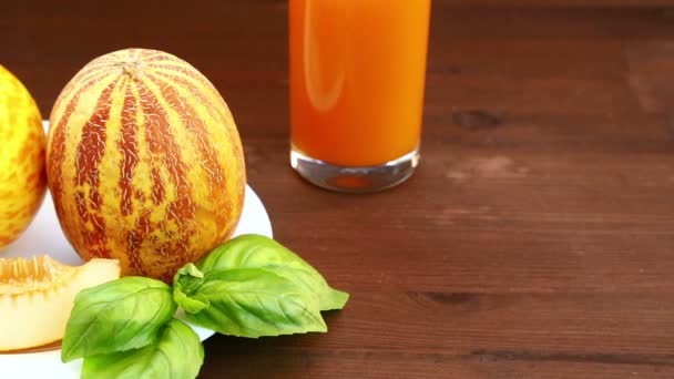 Vegetáriánus Étrend Egy Narancs Darabokat Helyez Egy Lemez Amely Egy — Stock videók