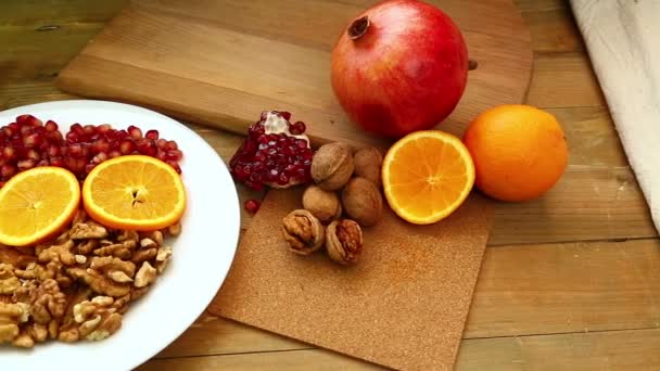 Una Mesa Madera Platos Son Granada Almendras Nueces Naranjas Rambután — Vídeos de Stock