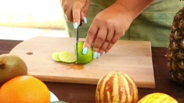 Vejetaryen diyet. Bir kadın bir bıçak bir kesme tahtası üzerinde olan kireç koşuyor.