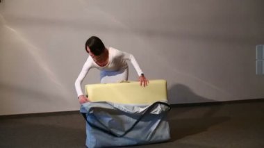 Güzel bir genç kadın toplar ve bir portatif masa masaj için yükler. Zaman sukut.