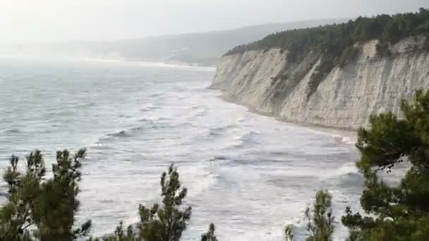 Les Vagues Mer Battent Contre Côte Rocheuse — Video