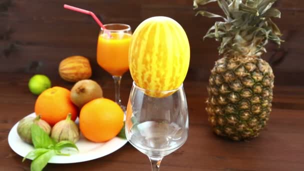白のプレートはベトナムのメロン ジュース イチジク オレンジ パイナップルです — ストック動画