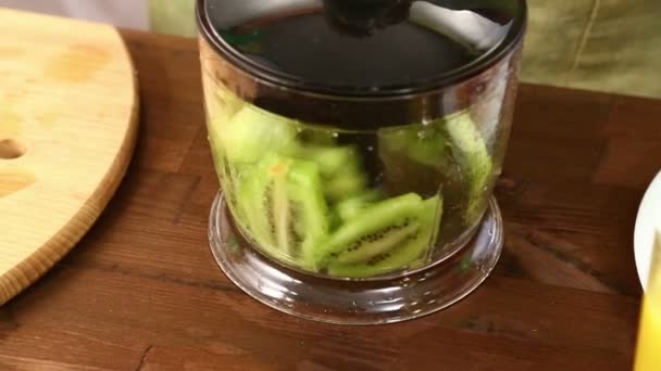 Kiwi Marken Mixer — Stockvideo