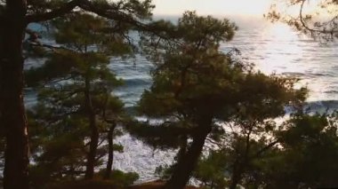 Güneş parlamayı dalgalar deniz üzerinde. Yukarıdaki görünümünden, zaman tur.