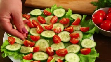 Kadın adet avokado sebze salatası ile plaka ekler. Yakın çekim.