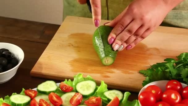 Eine Frau Schneidet Sich Durch Die Schreckliche Avocado Nahaufnahme — Stockvideo