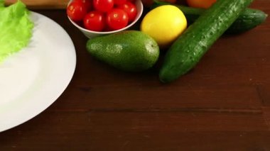 Eller salata yaprakları beyaz tabakta koymak. Yakın çekim.