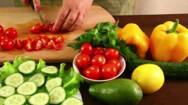 Kesme Domates sebze salatası yapmak için bir kadındır.