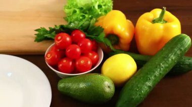 Ahşap masa üzerine salata hazırlık.