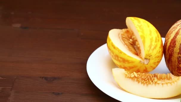 Vegetáriánus Étrend Asztalon Hazugság Gyümölcs Vietnami Dinnye Mész Gyümölcslé Gyümölcslé — Stock videók