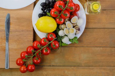 Sebze salatası peynir ve Bıldırcın yumurta