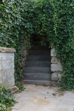 Antik kale, dikey iç içine eski bir taş merdiven