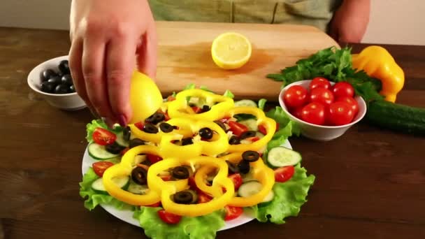 Uma Mulher Espreme Suco Limão Uma Chapa Com Uma Salada — Vídeo de Stock