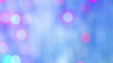 Noel mavi arka plan ile renkli çelenk bokeh.