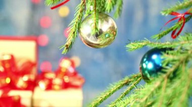 Noel hediyeleri odaklanmış ve mavi arka plan üzerinde bulanık