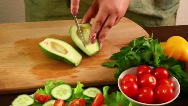 Die Frau Schneidet Die Avocado Kleine Stücke Nahaufnahme — Stockvideo