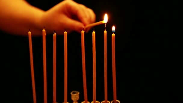 Bir Kadın Onun Elinde Bir Mum Bir Hanukkah Mum Işıkları — Stok video