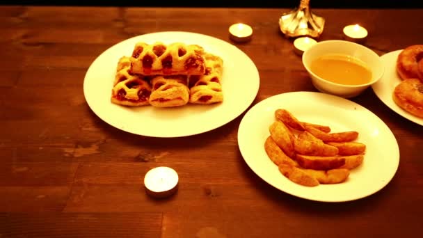 Auf Dem Tisch Liegen Gebratene Donuts Kuchen Honig Und Chips — Stockvideo