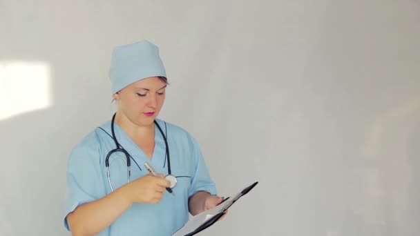 A female doctor removes the ballpoint pen in her pocket. Shooting medium plan — Stock Video