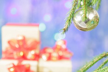 Bir Noel ağacı dalı bir Noel top ile süslüdür.