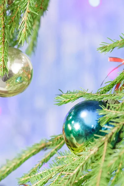 Julgran Grenar Dekorerad Med Julgranskulor Blå Bakgrund — Stockfoto