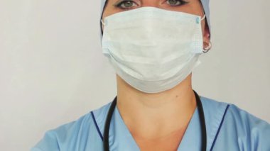 kadın doktor duruyor. Yakın çekim. Panorama üstten alta