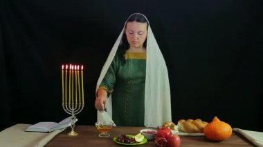 Yahudi bir kadın bal Rosh Hashanah onuruna bir tarih dips ve çalışır.