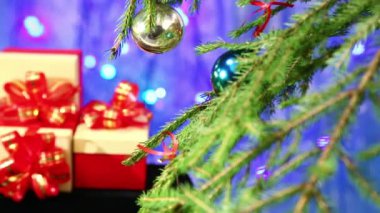 Mavi bir arka plan üstüne süslenmiş Noel ağacı