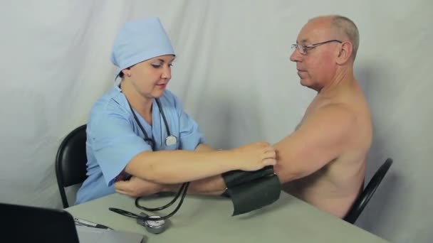 Een vrouwelijke arts laat zijn Bureau aan de rechterkant. Camera beweegt naar dolly — Stockvideo