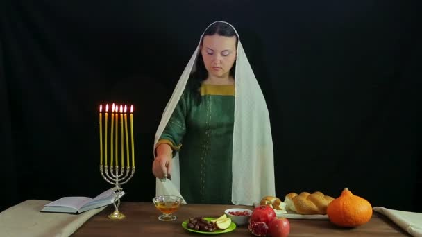 Uma mulher judia mergulha uma data em mel em honra de Rosh Hashanah e tenta . — Vídeo de Stock