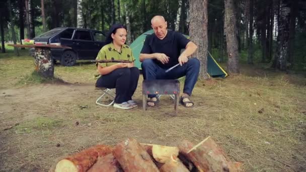 Nära Tältet Kvinna Vänder Över Grillen Med Fisk Väcker Mannen — Stockvideo