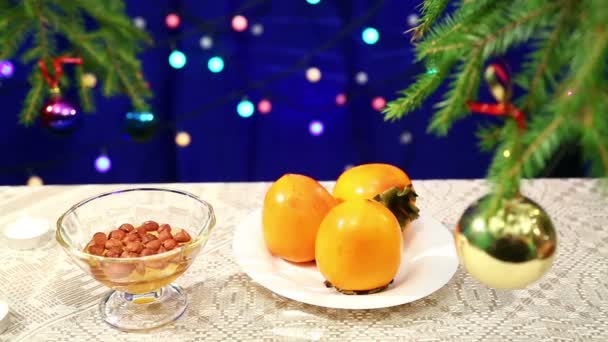 Caqui Nueces Con Miel Están Mesa Con Árbol Navidad Decorado — Vídeos de Stock